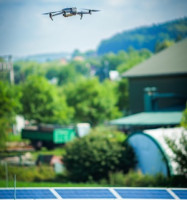 Jaro rozhoduje o výnosu solárů. Dronová inspekce odhalí „neviditelné“ defekty. Kdy se vyplatí i domácnostem s FVE?